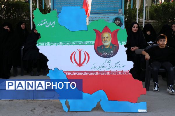 ادای احترام وزیر آموزش و پرورش و فرماندهان سپاه بر مزار سردار شهید کاظمی در بهشت رضا(ع)