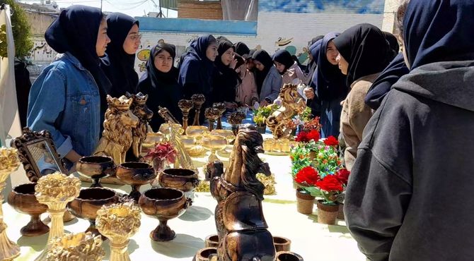 بازارچه سال نو در دبیرستان دخترانه شاهد فیض ناحیه ۳شیراز 