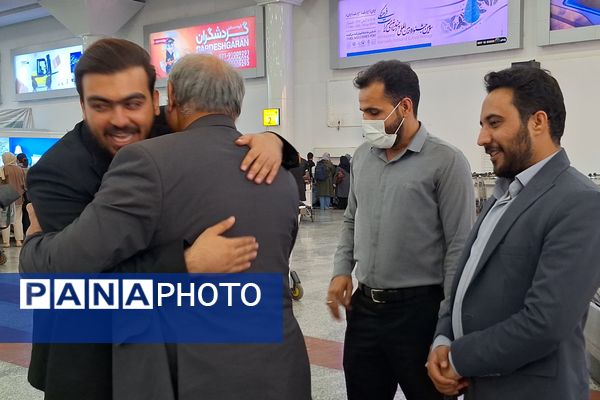 استقبال از زائران حرم امام رئوف در فرودگاه شیراز