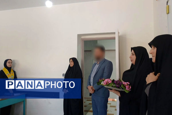 تجلیل از فرزند شهید صفری در کلاس درس با حضور یکی از همرزمان پدر