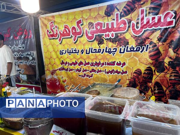سوغاتی‌سرای شهرکرد در نمایشگاه بین المللی برپا شد
