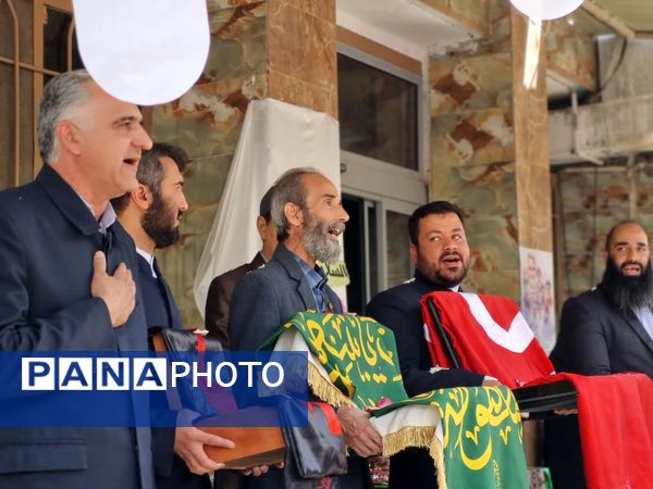 پرچم گردانی حرم مطهر امام رضا (ع) در دبیرستان دخترانه خدیجه کبری (س) ناحیه۴ اصفهان