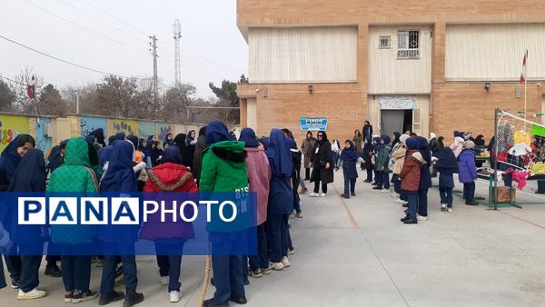 نمایشگاه دست‌ساخته‌های ورزشی و چالش عکس و لباس دوران کودکی و دلنوشته در مدرسه دخترانه ضحی ۲ شیروان