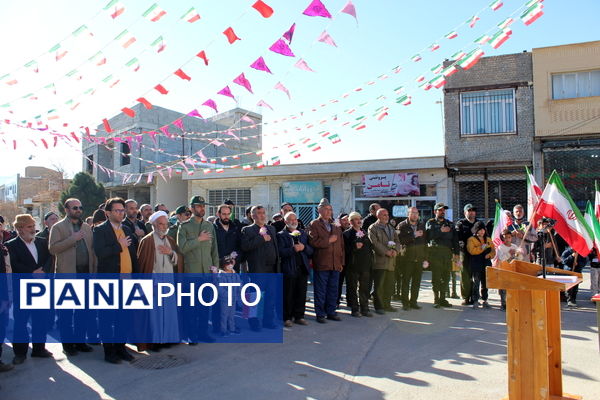 تمثال مبارک امام خمینی(ره) در شهر درق گلباران شد 