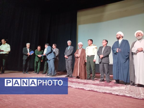 تقدیر از منتخبین مسابقه سواد سایبری در سالن سرو کاشمر