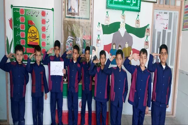 اجرای پویش «جانم فدای رهبر» در آموزشگاه شهید محمد منتظر قائم خاتم 