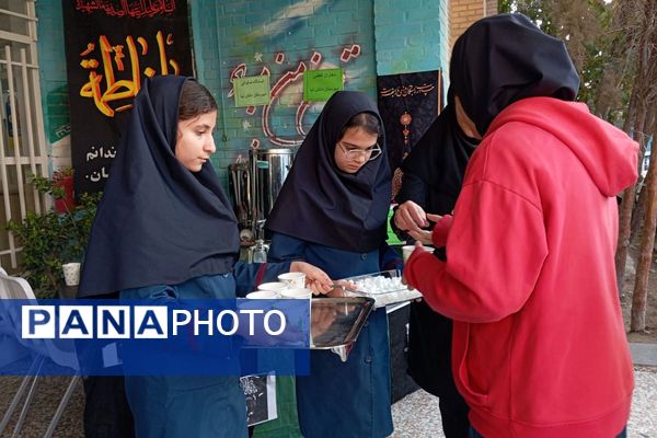 ایستگاه صلواتی دانش‌آموزان دانش‌نیا؛ تجلی ارادت به حضرت فاطمه زهرا(س)