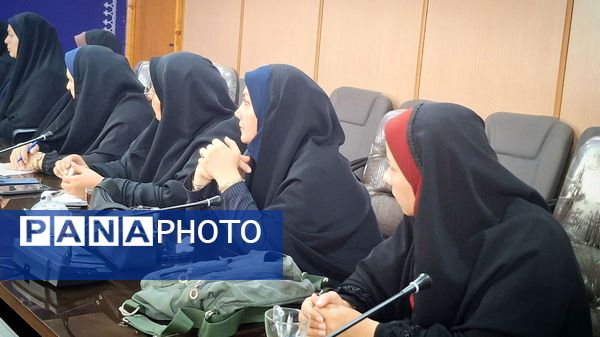 نشست بانوان ستادی با سرپرست آموزش و پرورش قائمشهر