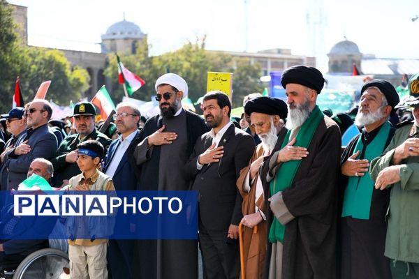 دانش آموزان و مسئولین در کنار یکدیگر، روز دانش‌آموز را رقم زدند