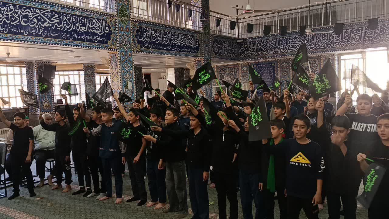 دانش‌آموزان دبستان حضرت قاسم در سوگ حضرت زهرا در ایام فاطمیه نشستند