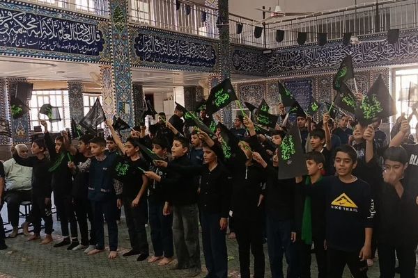 دانش‌آموزان دبستان حضرت قاسم در سوگ حضرت زهرا در ایام فاطمیه نشستند