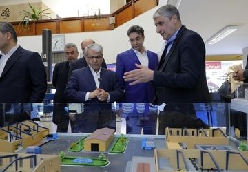 بازدید دبیر هیات دولت از نمایشگاه دستاوردهای صنعت هسته‌ای