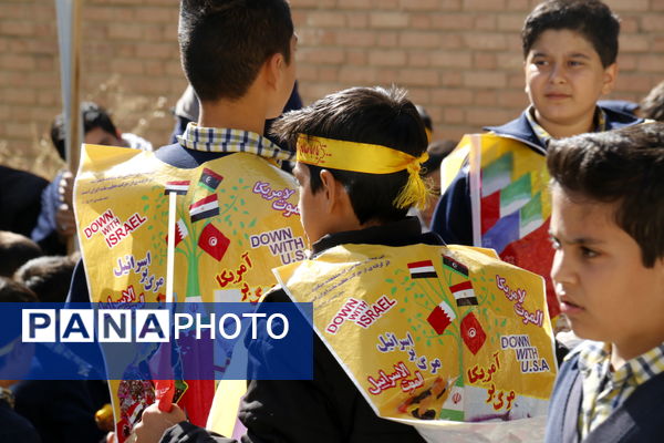 حضور پرشور دانش آموزان محلاتی در راهپیمایی 13 آبان 