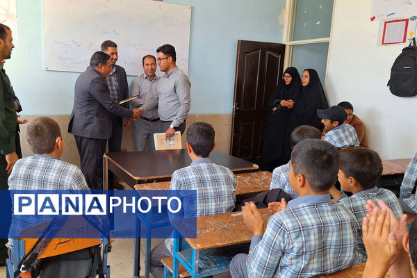 آیین تجلیل از معلمان مدارس ایزدخواست