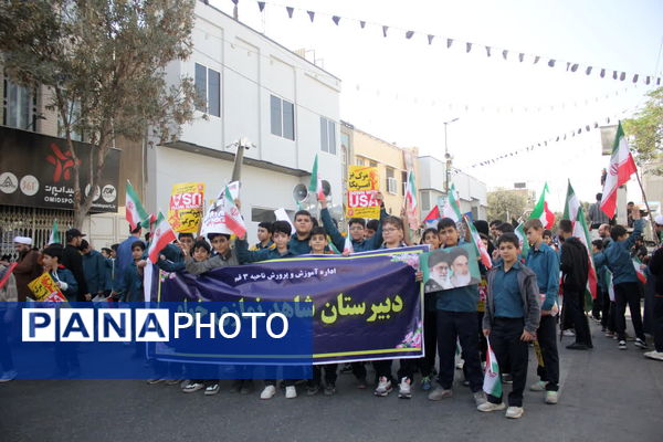 جلوه‌هایی از حضور حماسی دانش‌آموزان قم در راهپیمایی یوم الله ۱۳ آبان