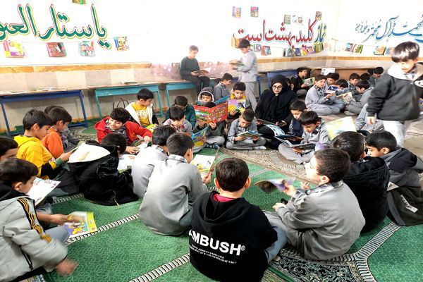 افتتاحیه‌ای پر از کتاب و خلاقیت: دانش‌آموزان در نمایشگاه مدرسه شهید مفتح شهرستان سلسله غرق در داستان‌ها