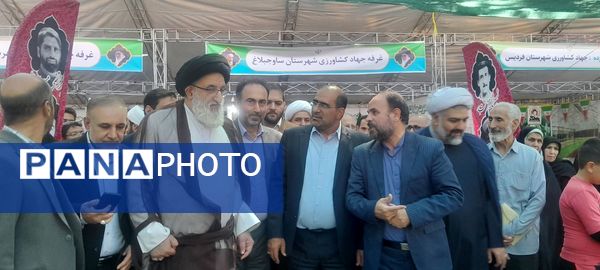 اجرای گروه سرود و تئاتر خیابانی به مناسبت هفته دفاع مقدس در مصلای کرج