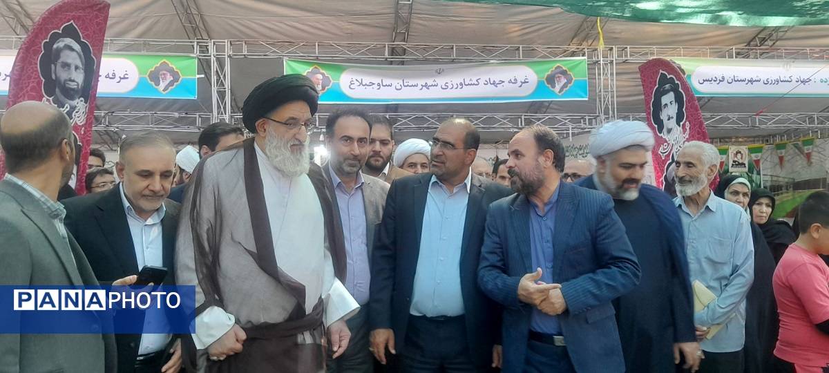 اجرای گروه سرود و تئاتر خیابانی به مناسبت هفته دفاع مقدس در مصلای کرج