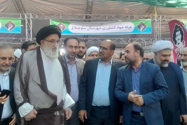 اجرای گروه سرود و تئاتر خیابانی به مناسبت هفته دفاع مقدس در مصلای کرج