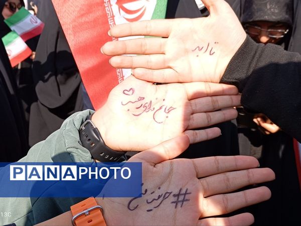 حضور پر شور دانش آموزان  در راهپیمایی ۱۳ آبان 