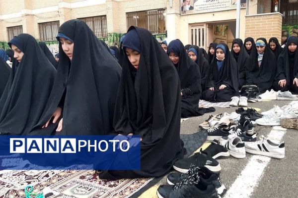  نماز باران در مدرسه جنت با حضور جمعی دانش‌آموزان