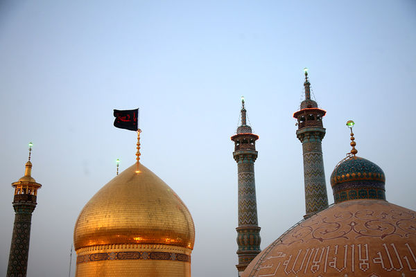 آیین اهتزاز پرچم عزای سیدالشهدا(ع) بر فراز گنبد حرم حضرت معصومه(س)