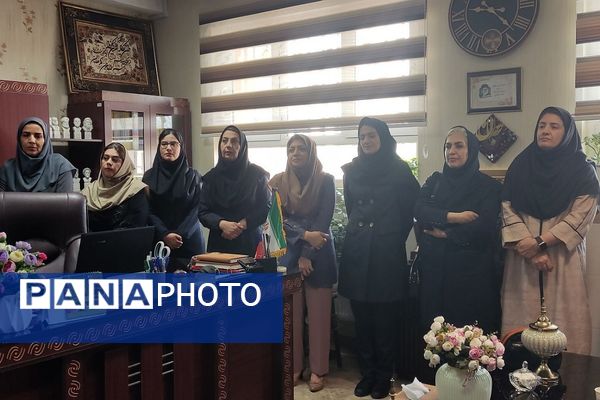 پاسداشت مقام شامخ معلم در آموزشگاه هیأت امنایی فرزانگان ملارد؛ با نواختن زنگ سپاس معلم 