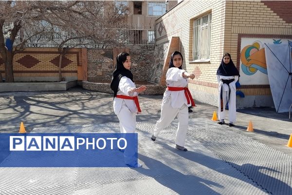 اولین نمایشگاه ماها در دبیرستان فرزانگان ۲ دوره دوم ناحیه ۷ مشهد