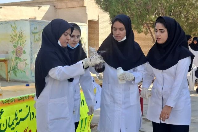 برگزاری جشن علمی شیمی در دبیرستان حضرت زینب(س) بهاباد