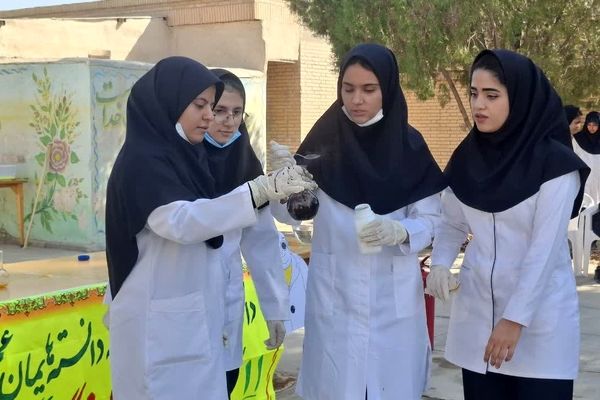 برگزاری جشن علمی شیمی در دبیرستان حضرت زینب(س) بهاباد