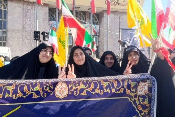 حضور پرشور آینده‌سازان ایران در راهپیمایی روز دانش‌آموز در همدان 