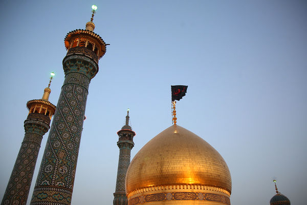 آیین اهتزاز پرچم عزای سیدالشهدا(ع) بر فراز گنبد حرم حضرت معصومه(س)