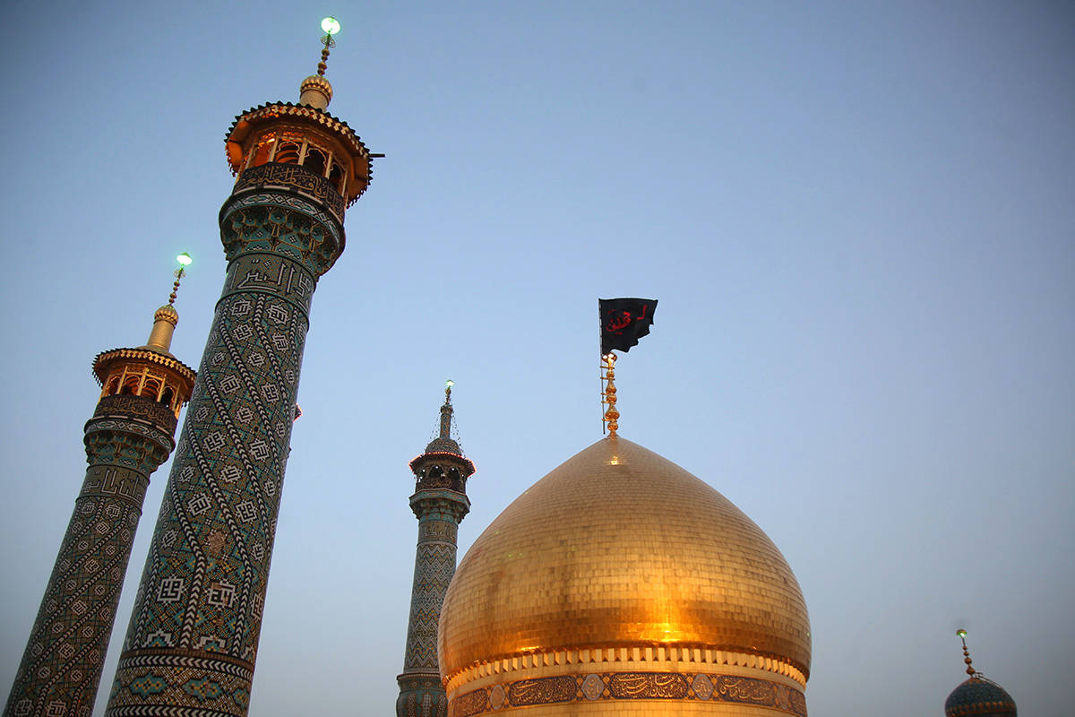 آیین اهتزاز پرچم عزای سیدالشهدا(ع) بر فراز گنبد حرم حضرت معصومه(س)