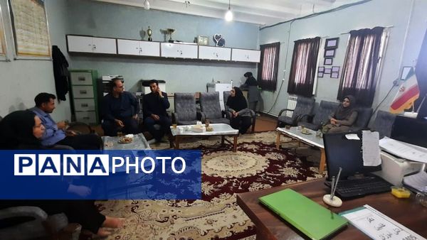 بازدید مدیر آموزش و پرورش حاجی آباد از دبستان استقلال