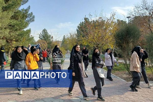 حضور دانش‌آموزان هنرستان حدیث کساء در مقبره الشهدای خاورشهر