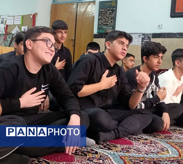 مراسم سالگرد شهادت حضرت فاطمه‌ زهرا (س) در مدرسه پس از اقامه نماز جماعت