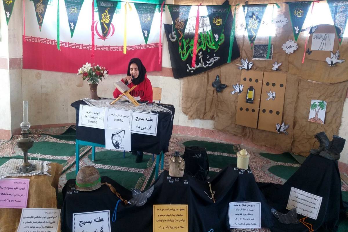 برگزاری مراسم ایام فاطمیه با حضور پرشور دانش‌آموزان در مدرسه حضرت معصومه