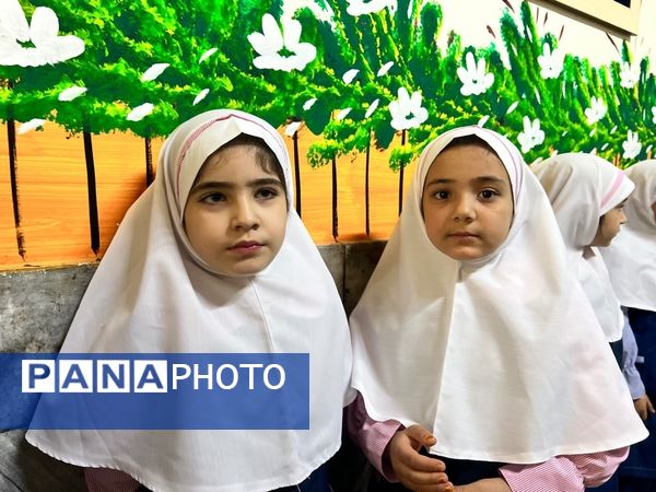 برگزاری جشن شکوفه‌ها در دبستان دخترانه المهدی ناحیه 2 کرج 
