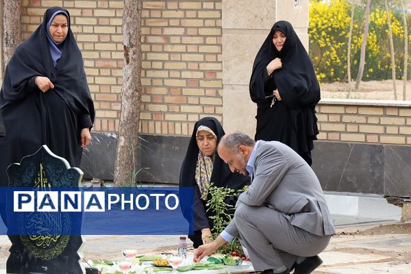 مراسم غبارروبی مزار شهدای فرهنگی در پاکدشت 
