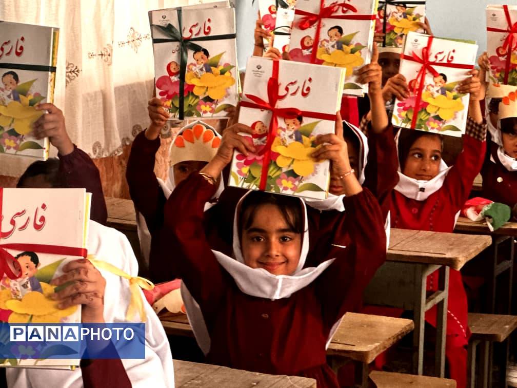 جشن شکوفهها و طنین زنگ مهر در مدرسه فاطمه الزهرا شهرستان جاسک