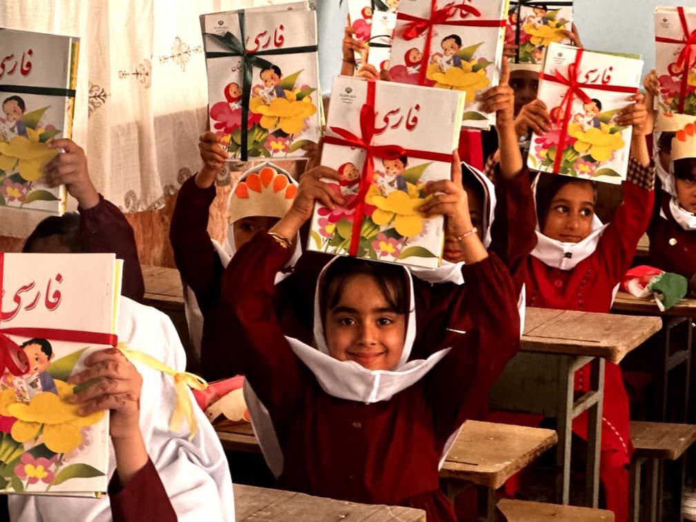 جشن شکوفه‌ها و طنین زنگ مهر در مدرسه فاطمه‌ الزهرا شهرستان جاسک