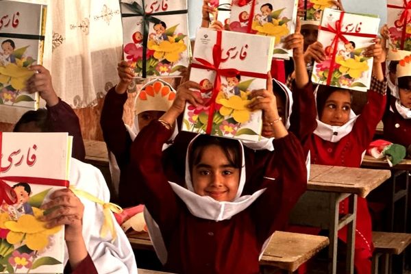 جشن شکوفه‌ها و طنین زنگ مهر در مدرسه فاطمه‌ الزهرا شهرستان جاسک