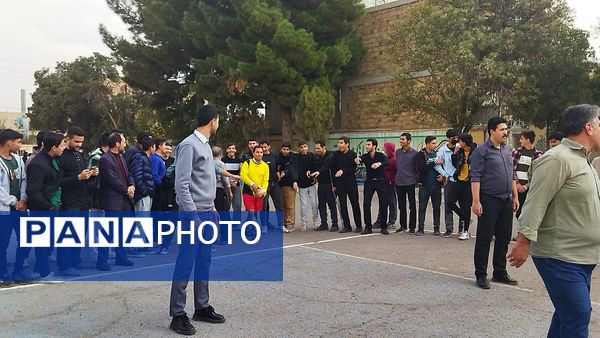 مسابقه والیبال بین دو تیم منتخب دبیران و منتخب دانش آموزان در دبیرستان شاهد ابوذر غفاری 