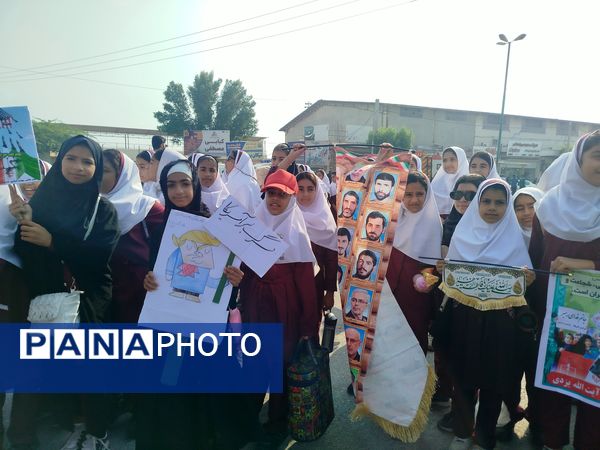 حضور پرشور مردم و دانش‌آموزان بندر لنگه در مراسم ۱۳ آبان