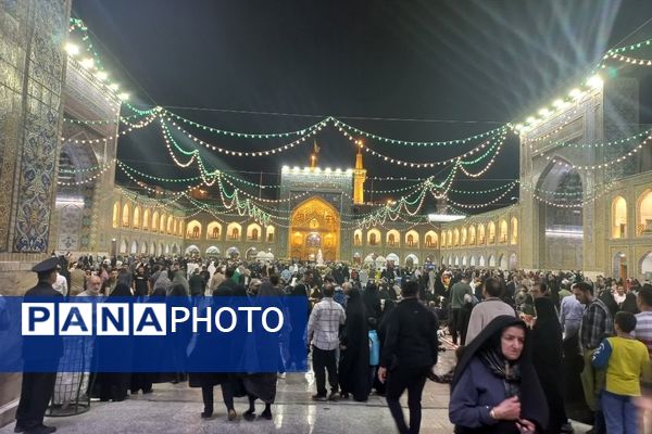 سیل عظیم زائران و مجاوران حرم امام رضا (ع) در شب ولادت یازدهمین امام شیعیان