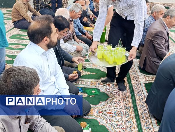 اهدای هدایای متبرک به نمازگزاران سفیددشت