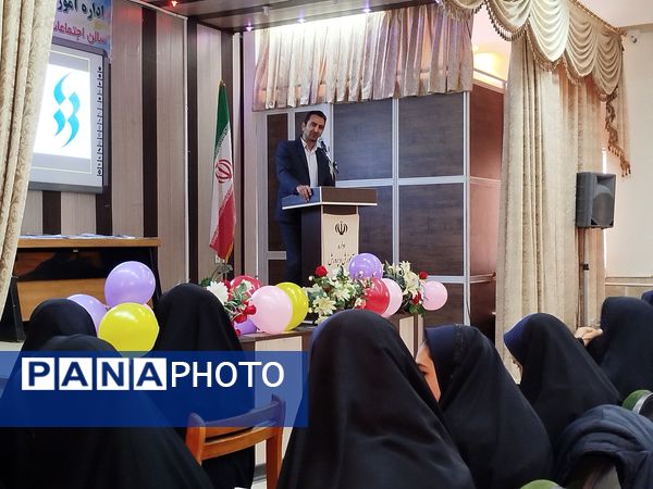 تجلیل از برگزیدگان مسابقات فرهنگی و هنری بن