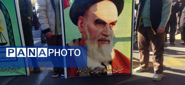 حضور پرشور دانش‌آموزان دبستان پسرانه فضیلت در راهپیمایی یوم‌الله ۱۳آبان 