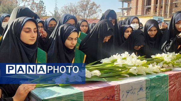 تشییع شهید گمنام 17ساله در دبیرستان شاهد عصمت ناحیه سه کرج 