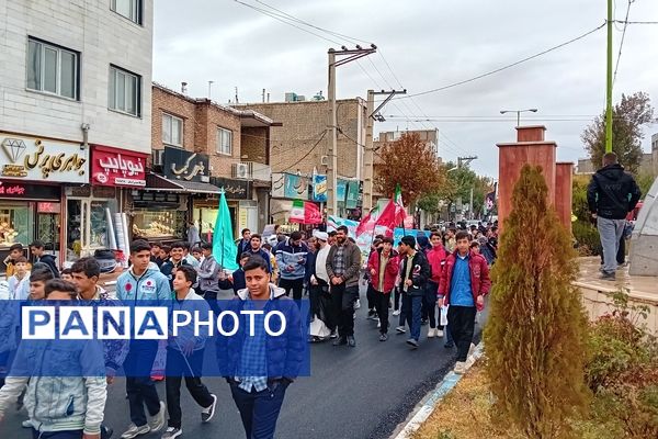 حماسه‌آفرینی دانش‌آموزان کمیجانی در راهپیمایی۱۳ آبان 